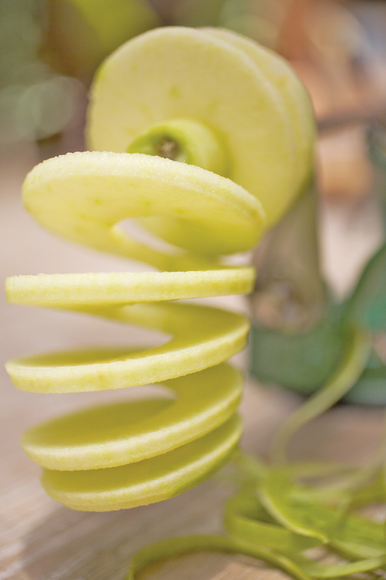 תפוח מקולף לעוגה. צילום: שי בן אפרים