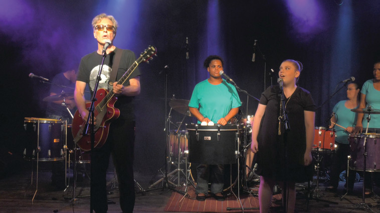 ברי סחרוף מופיע עם להקת אתגר. צילום: יח&quot;צ