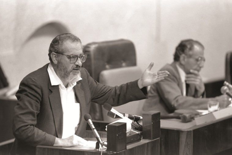 &quot;חייב לרדת&quot;. מאיר כהנא נואם בכנסת. צילום: סער יעקב, לע&quot;מ