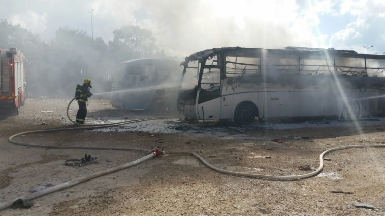 אוטובוסים שרופים בירושלים. צילום: אודי גל, דוברות כבאות והצלה ירושלים