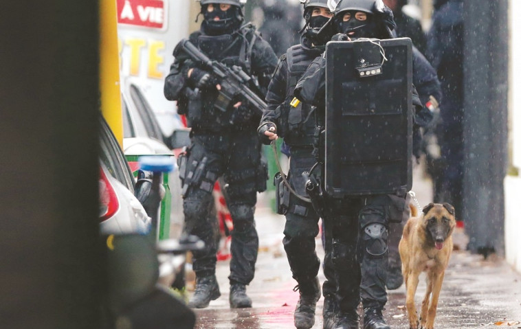 כוחות הביטחון הצרפתים בסריקה. צילום: רויטרס