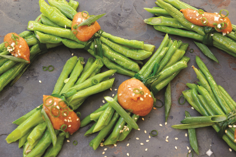 לוביה ברוטב מיסו וטחינה. צילום: בבי סלודקי