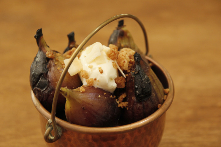 תאנים צלויות עם קרמבל קוקוס וסורבה קוקוס. צילום: בבי סלודקי