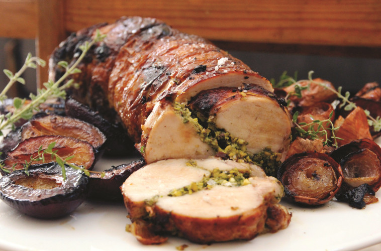 פולוקטה - עוף שלם ללא עצמות, עם משחת פיסטוק ושזיפים. צילום: בבי סלודקי