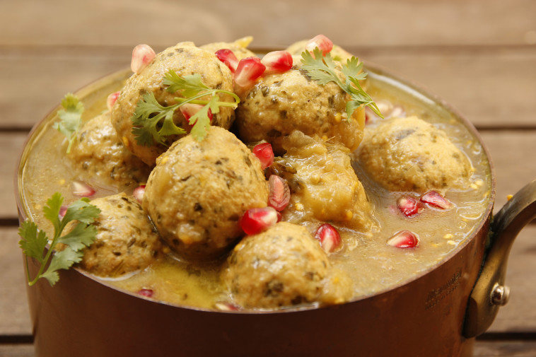 קציצות דגים ברימונים, חציל ולימון פרסי. צילום: בבי סלודקי