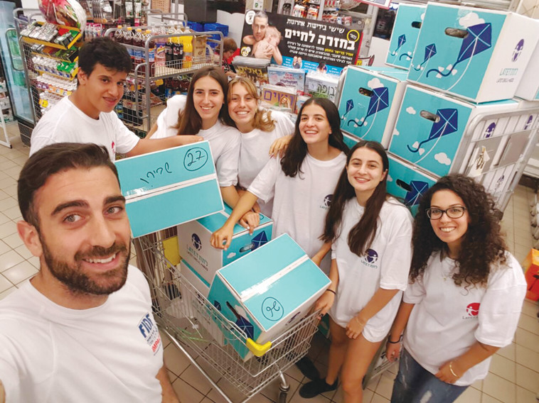 מתנדבים במבצע לחלוקת מזון. צילום: ארגון לתת מתנדבים במבצע לחלוקת מזון. צילום: ארגון לתת