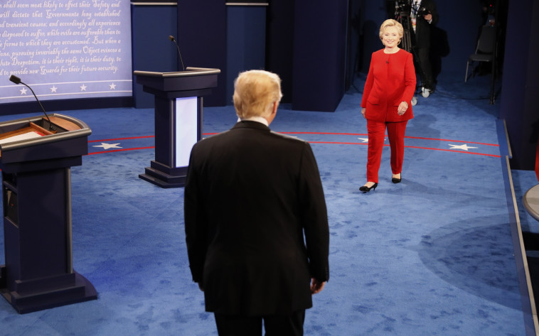 הילרי קלינטון ודונלד טראמפ נפגשים בעימות בניו יורק. צילום: רויטרס