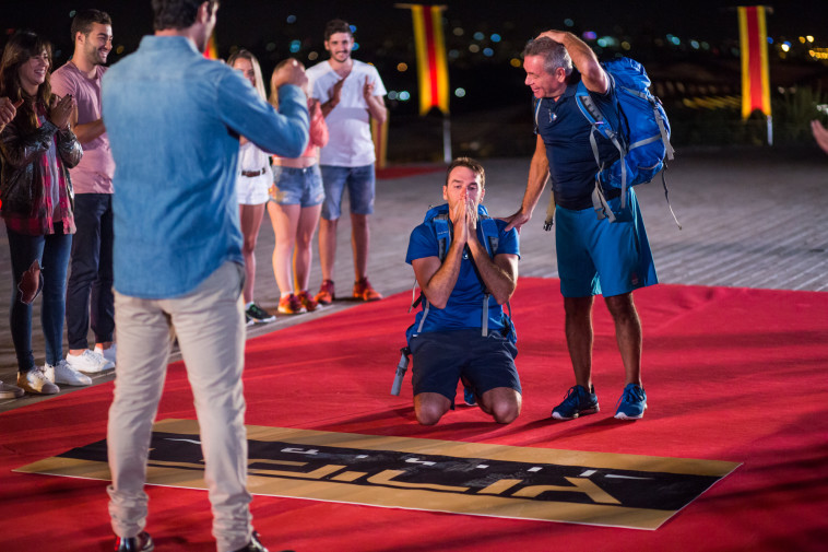 מגיע לו פרגון. עמית ורז מתקשים לעכל את הניצחון. צילום: מיכה לובטון