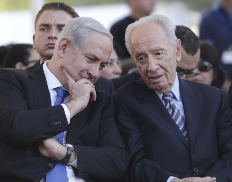 הישירו מבטים, שמעון פרס ובנימין נתניהו. צילום: Getty Images