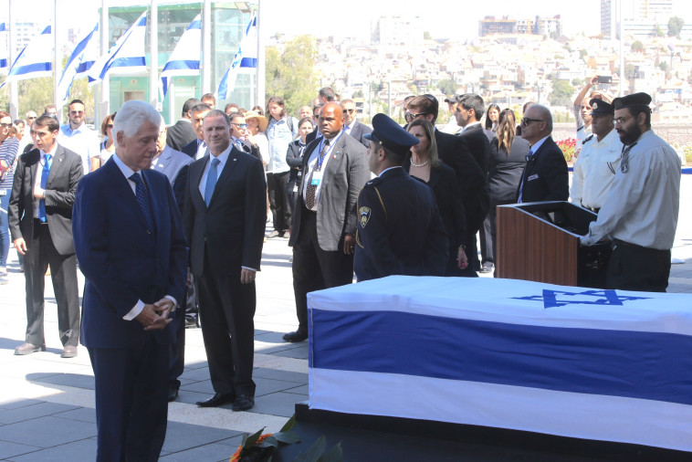 &quot;אין התראה ספציפית&quot;. קלינטון חולף על ארונו של פרס. צילום: מרק ישראל סלם