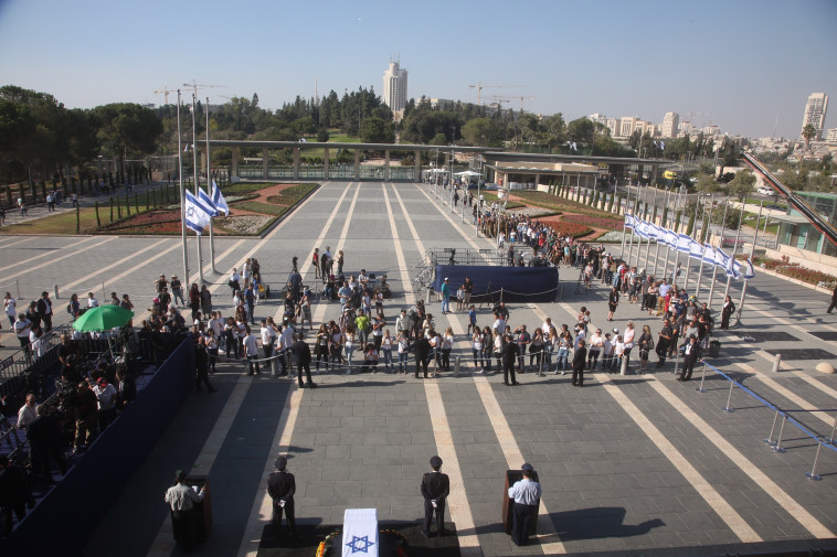 הציבור ליד ארונו של פרס, היום. צילום: מרק ישראל סלם