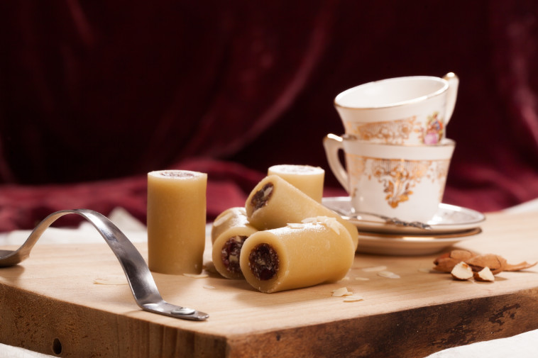 ממתק תמרים ומרציפן. צילום: גדי אוהד, סגנון וכלים: קרן אולמר