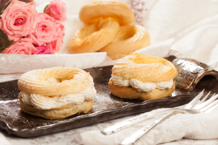 פריז בראסט / כעכי פחזניות במלית תפוחים וקרם שנטילי קינמון. צילום: גדי אוהד, סגנון וכלים: קרן אולמר