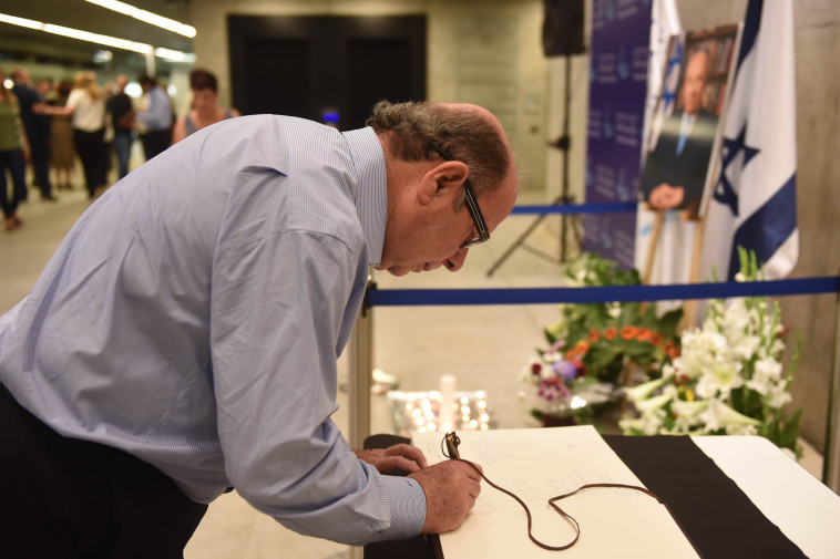 כותבים בספר הזיכרון. צילום: אבשלום ששוני