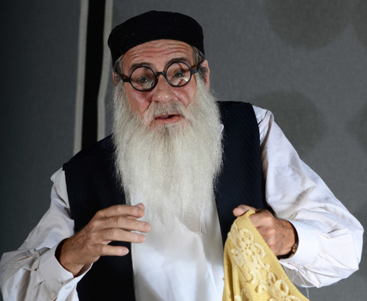 מוטי גלעדי בדמות שגילם בהצגה &quot;המלבוש&quot;. צילום: מוקי שורץ