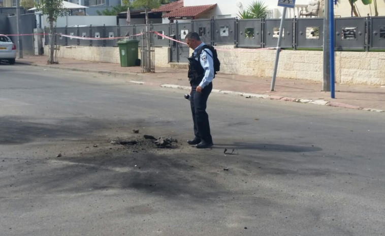 רקטה שנפלה בשדרות. צילום: בועז צברי