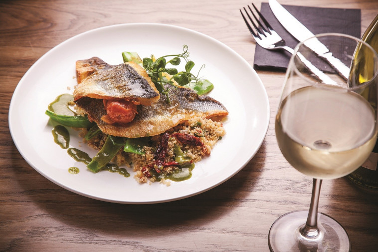 לא מנה מסורתית, קוסקוס עם נתחי פילה לברק. צילום: אפיק גבאי