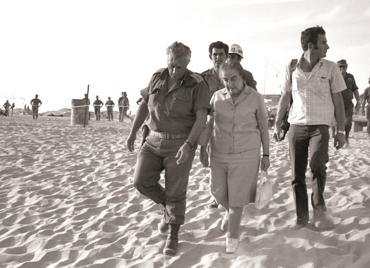 גולדה מאיר ואריק שרון בסיני במלחמת יום כיפור. צילום: רויטרס גולדה מאיר ואריק שרון בסיני במלחמת יום כיפור. צילום: רויטרס