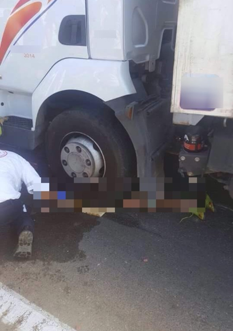 הנער נלכד תחת המשאית. צילום: כבאות והצלה