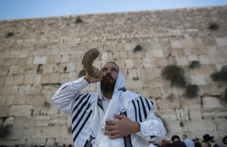 הכנות ליום הכיפורים בכותל המערבי. צילום: יונתן סינדל, פלאש 90