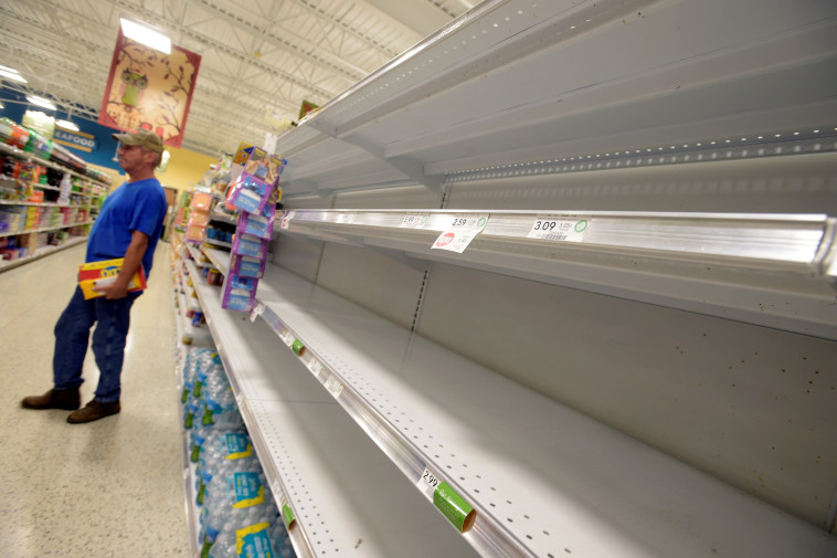 מדפים ריקים בפלורידה. המונים מצטיידים במזון לימים. צילום: רויטרס