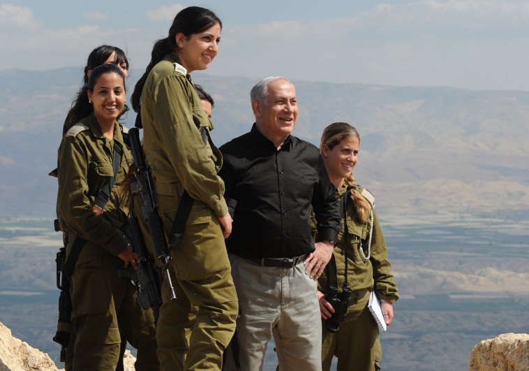 נתניהו עם חיילות, בבקעת הירדן. צילום: משה מילנר, פלאש 90
