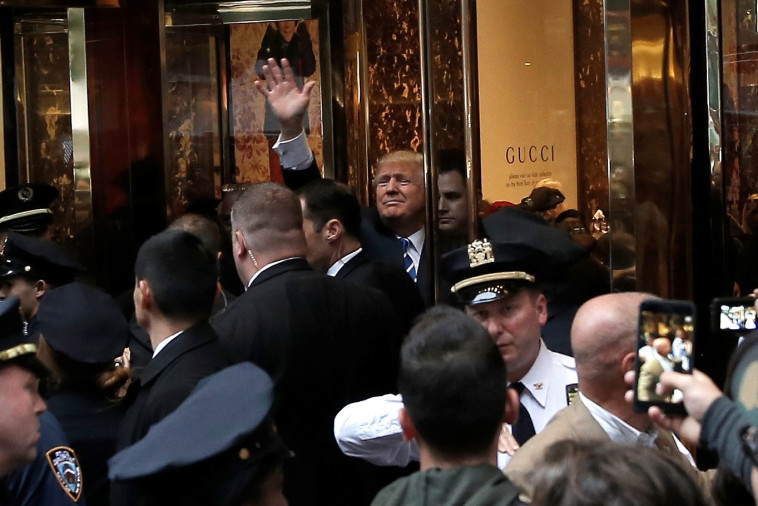 טראמפ יוצא אל קהל אוהד למרות הסרטון הגס. צילום: רויטרס