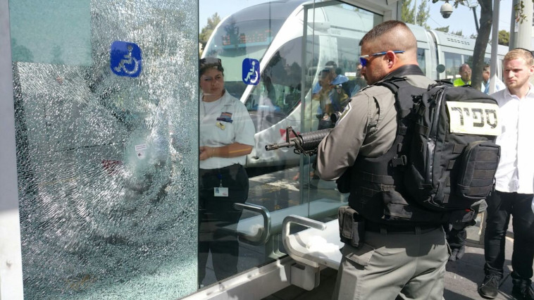 חלון הרכבת הקלה בירושלים, לאחר הפיגוע מול המטה הארצי. צילום: דוברות איחוד הצלה