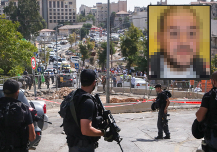 זירת הפיגוע. למעלה: תמונות המחבל. צילום: שלומי כהן, פלאש 90