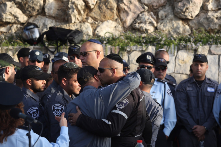 אלפים הגיעו ללוויה. צילום: מרק ישראל סלם