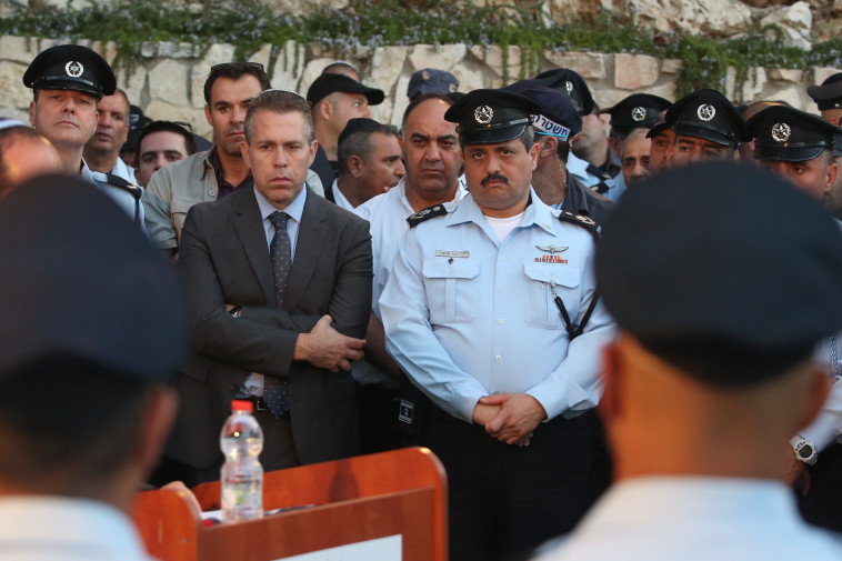 השר ארדן והמפכ&quot;ל אלשיך בהלוויה, הערב. צילום: מרק ישראל סלם