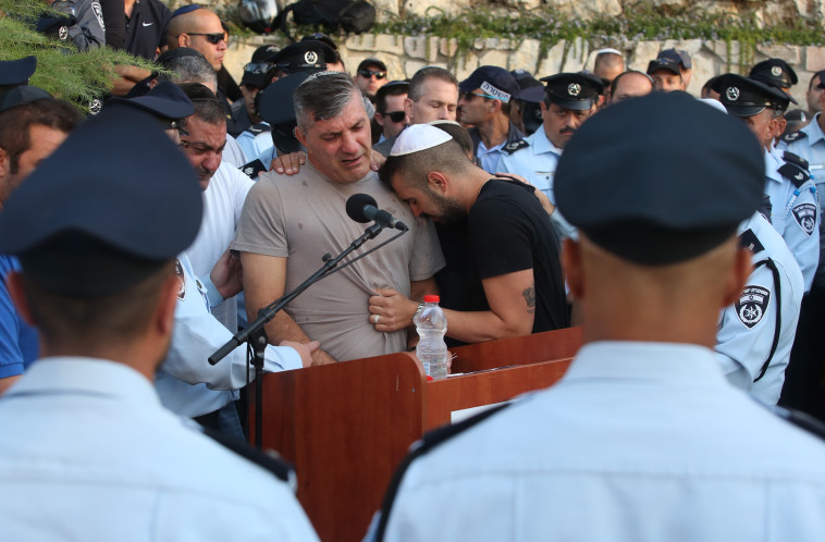 אביו של יוסי קירמה בהלווייתו. צילום: מרק ישראל סלם