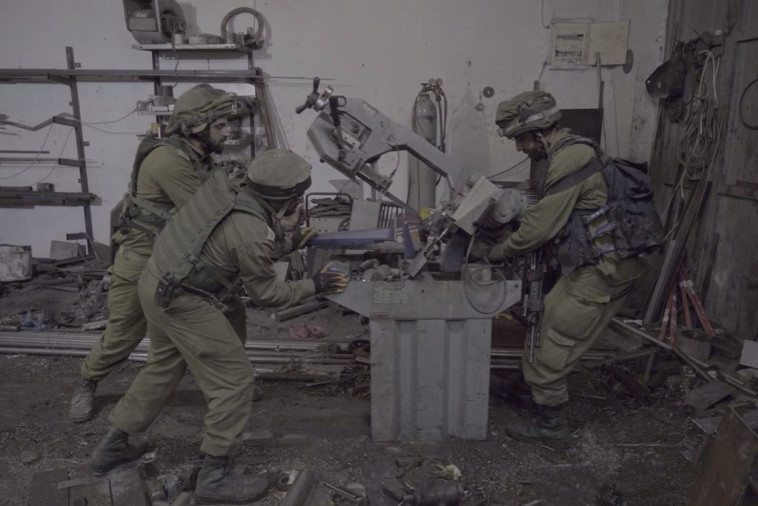 תפיסת אמל&quot;ח בכפר עזון. צילום: דובר צה&quot;ל