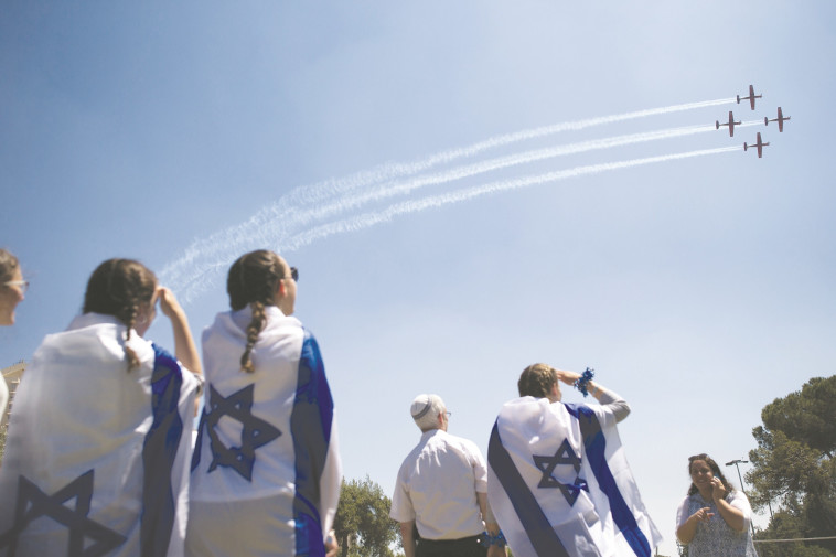 מטס חיל האוויר. הפעם בשיתוף אל על. צילום: יונתן זינדל