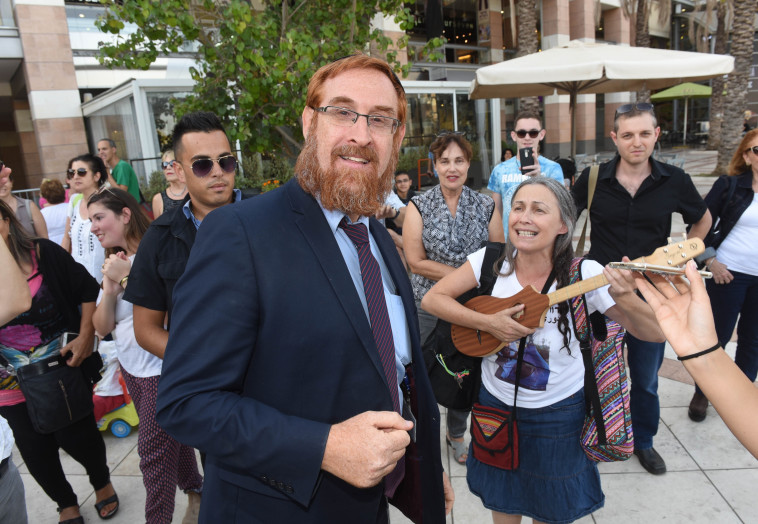 הגיע לסוכת השלום, חבר הכנסת יהודה גליק. צילום: אבשלום ששוני