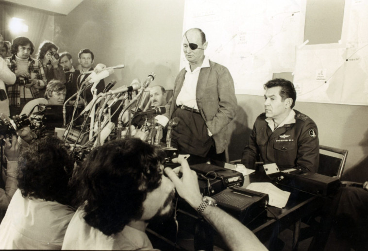 דוד אלעזר ומשה דיין במהלך מלחמת יום הכיפורים. צילום: ארכיון במחנה