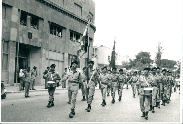 משמר הכנסת. כומתות פונפון. צילום: ורנר בראון, מעזבון יונה חצור