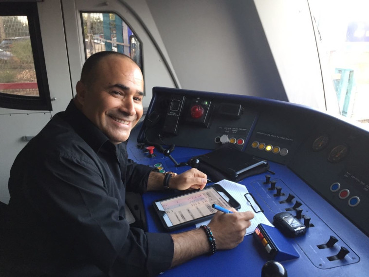 דוד אביסר, נהג הקטר הראשון של רכבת העמק החדשה, הבוקר. צילום: דוברות רכבת ישראל