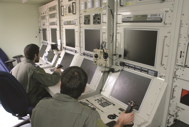 תא משימה של מפעילי כטב&quot;ם בחיל האוויר. &quot;סביבה סטרילית לחלוטין&quot;. צילום: צחי בן עמי, פלאש 90