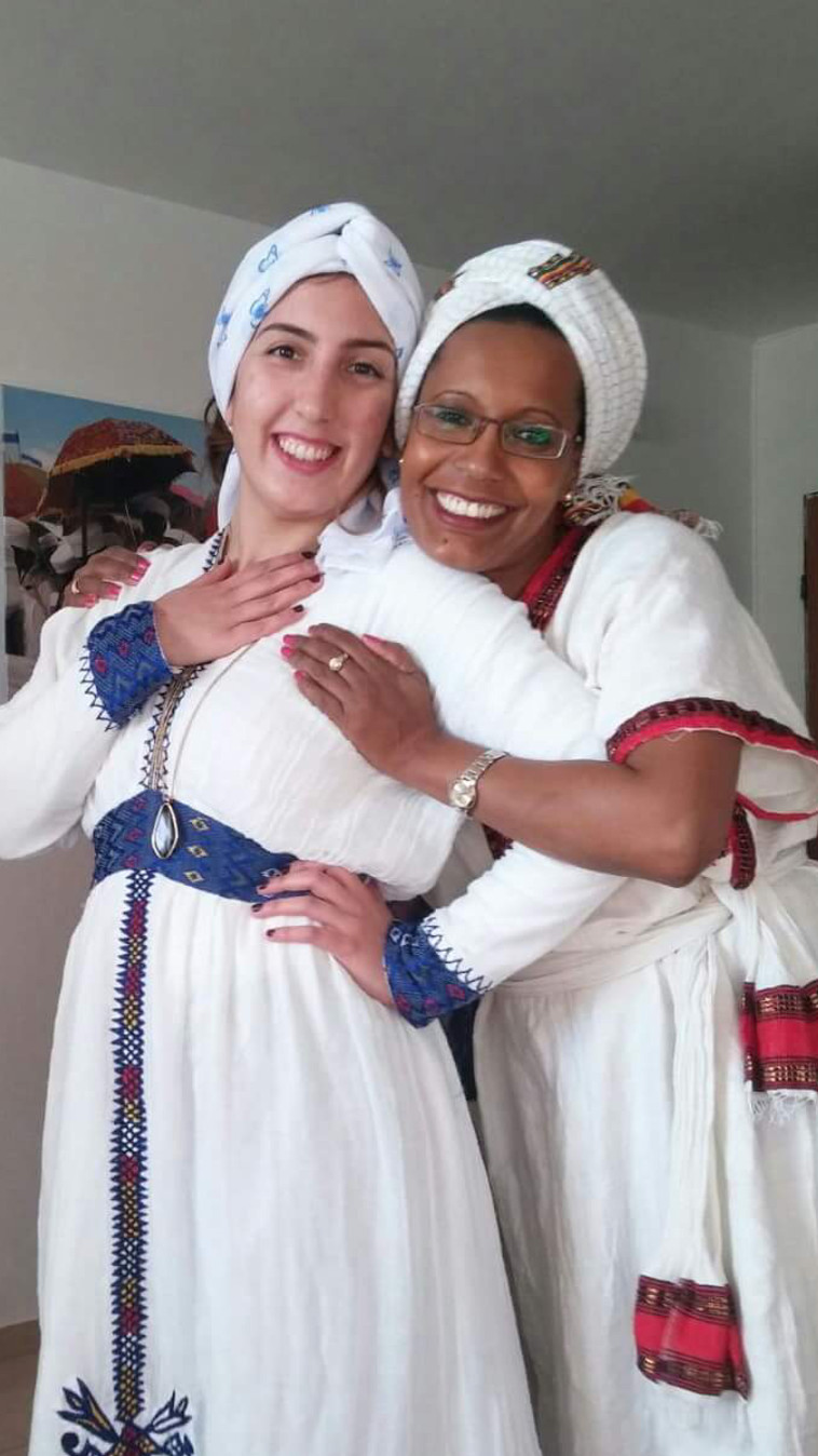 נסרין אבו עסלה וחנה טמנו, משתתפות תוכנית &quot;אחי ישראלי&quot;. צילום: שיר שפרן