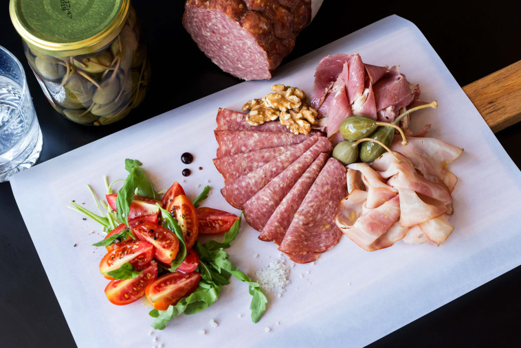 מגש נקניקים בסטמפה. צילום: שרית גופן