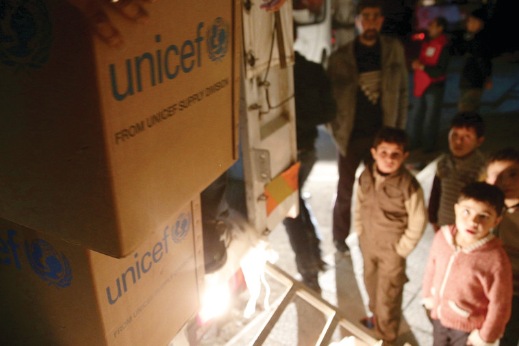 חלוקת חבילות יוניצ&quot;ף בדמשק. צילום: רויטרס