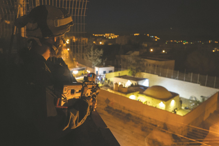 חייל מאבטח את קבר יוסף. צילום: דובר צה&quot;ל