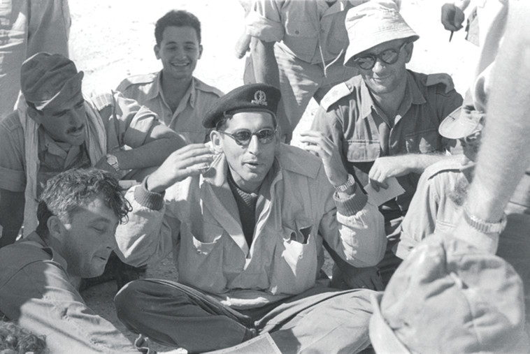 אריק שרון ואורי דן לפני הכניסה למיתלה. צילום: באדיבות ארכיון צה&quot;ל במשרד הביטחון