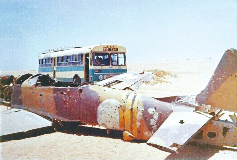 היה מבקר אותו מדי שנה ביום השחרור. שרידי מטוס המוסטנג של אטקס. צילום: ארכיון היסטורי &quot;אגד&quot; CC BY-2.5