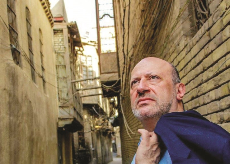 אדווין שוכר ברובע היהודי בבגדד. &quot;אבי נתן לי מתנה, את הזהות שלי&quot;. צילום מסך