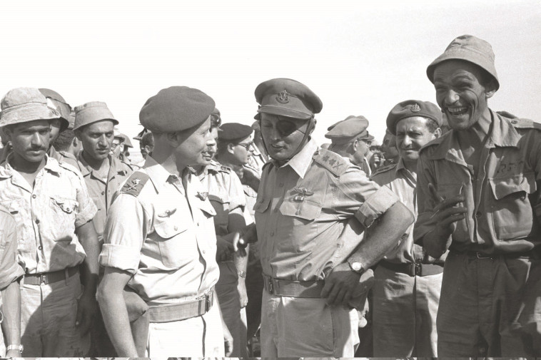 &quot;ארבעה ימים קודם לכן עוד לא האמנתי שתהיה מלחמה&quot;. טולקובסקי עם משה דיין במסדר סיום מבצע קדש. צילום: לע&quot;מ