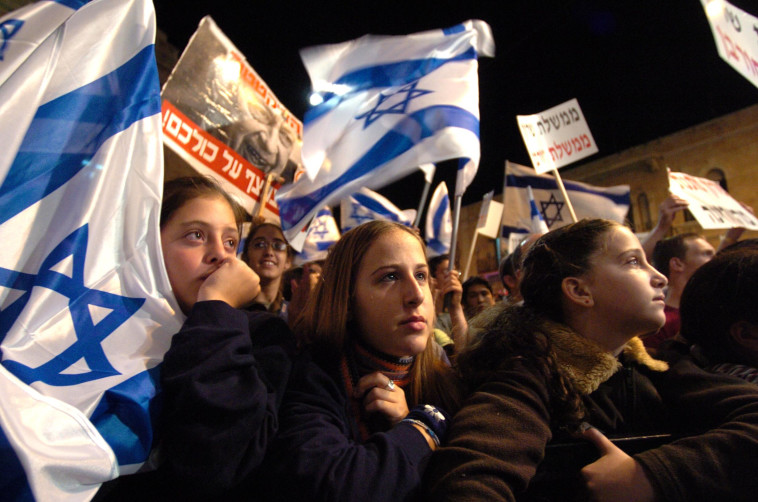 הפגנה בכיכר ציון ב-2004 כנגד תכנית ההתנתקות. צילום: נתי שוחט, פלאש 90