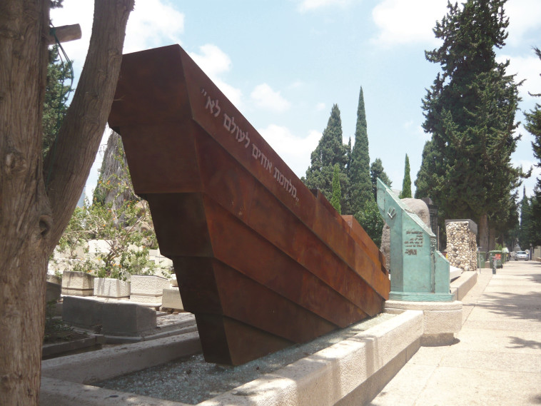 האנדרטה החדשה לזכר הרוגי אלטלנה. &quot;למסר יש משמעות כלל ישראלית&quot;. צילום: חברה קדישא תל אביב