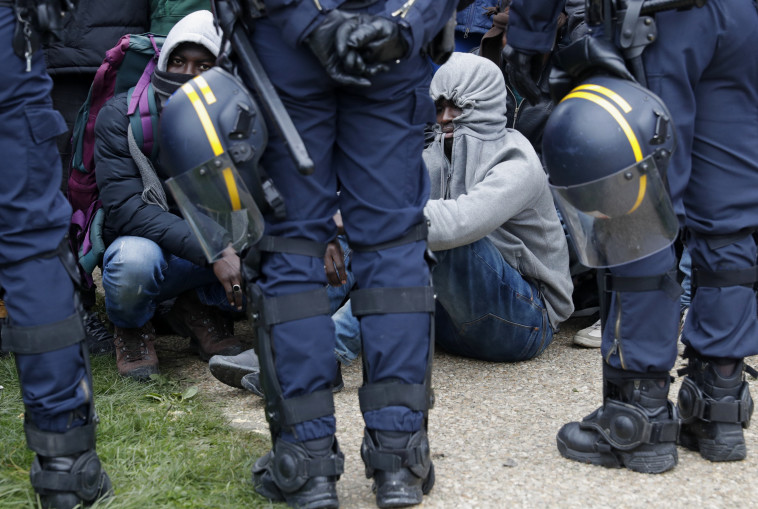 מהגרים מפונים מ&quot;הג'ונגל&quot; היום. צילום: רויטרס